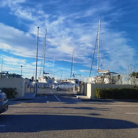 Grand Studio Avec Piscine, Vue Lagune Et Montagne, Bord De Plage