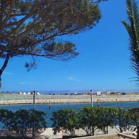 Apartment Grand Studio Avec Piscine, Vue Lagune Et Montagne, Bord De Plage