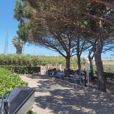 Grand Studio Avec Piscine, Vue Lagune Et Montagne, Bord De Plage *